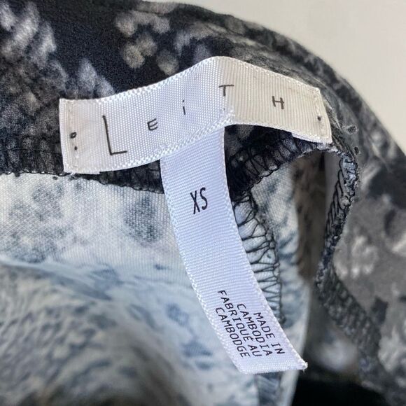 Leith Grey & Black Snakeskin Pattern High Rise Cropped Pants - Picture 4 of 5